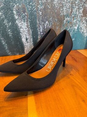 Calvin Klein 2010’s Classic Black Pointed Toe Heels Silver Detail (VGUC)